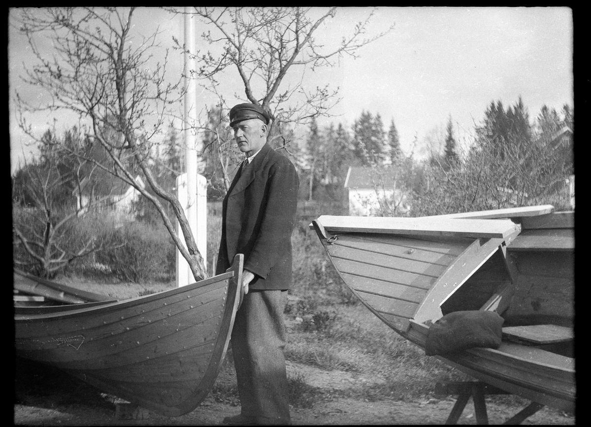 Karl Andreas Diesen, Båtbygger Karl Holland. Etter en periode som hjulmaker hos vognprodusentene Lund og Norseng valgte han i 1914 å begynne sitt eget verksted på Storhamar. Han satset på båtbygging og ble den store leverandøren av båter til mjøsfiskerne.
