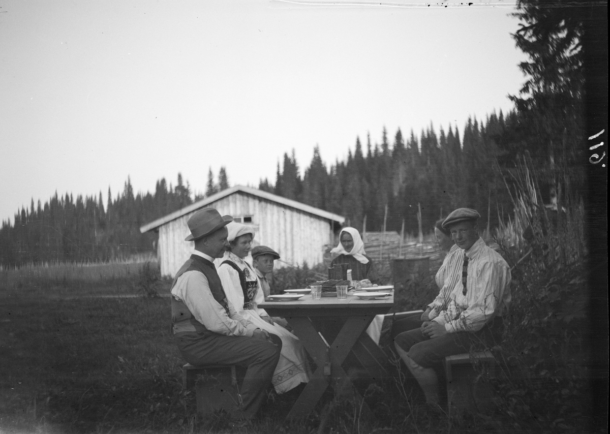 Karl Andreas Diesen, Bolsdalen, seter, budeier, Vang allmenning. Måltid, utendørs, gruppe 6 ukjente,
