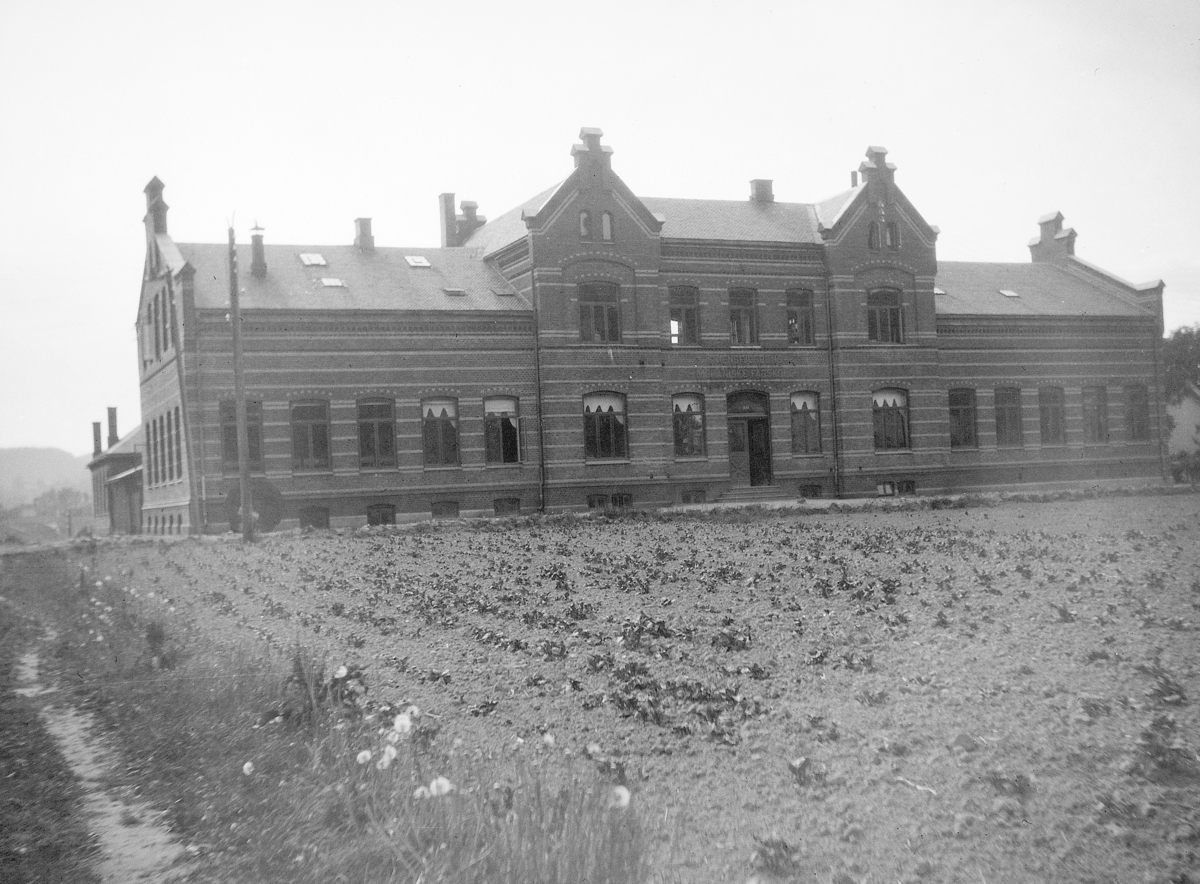 Karl Andreas Diesen, Porsgrunn, tekniske skole, eksteriør.
