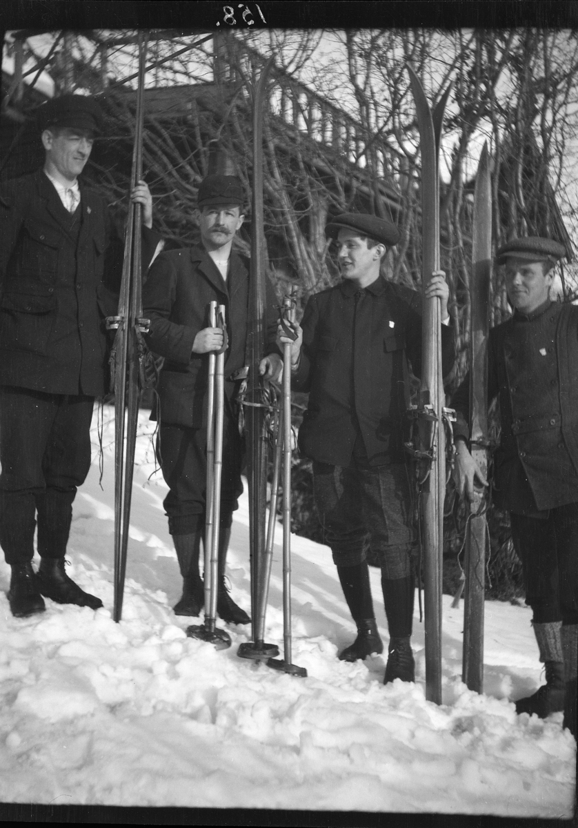 Karl Andreas Diesen, Langennsløpere, gruppe 4, ukjente "Trysilløpere" 1913, utenfor Skistua på Alhaug, Hamar.