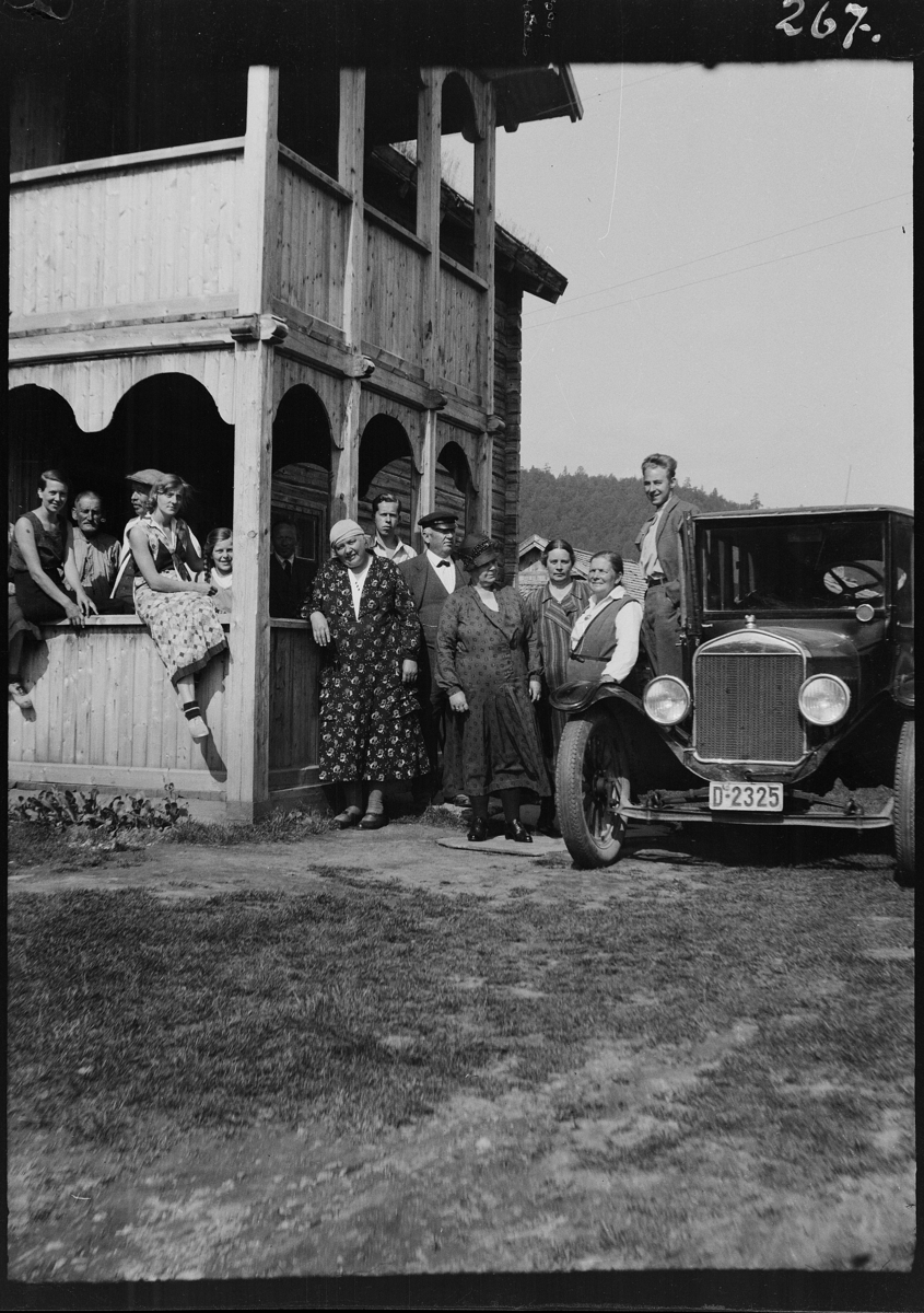 Karl Andreas Diesen, Sollia, gruppe ukjente, personbil Ford D-2325. Gardbruker Karl Diesen m/familie på biltur.