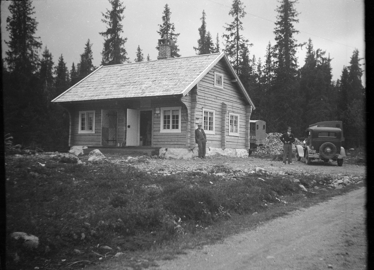 Karl Andreas Diesen, Bjønnåsen, Portnerstuen, Bomvokterbolig, Furnes allmenning, tømmerbygning, personbil D-4073.