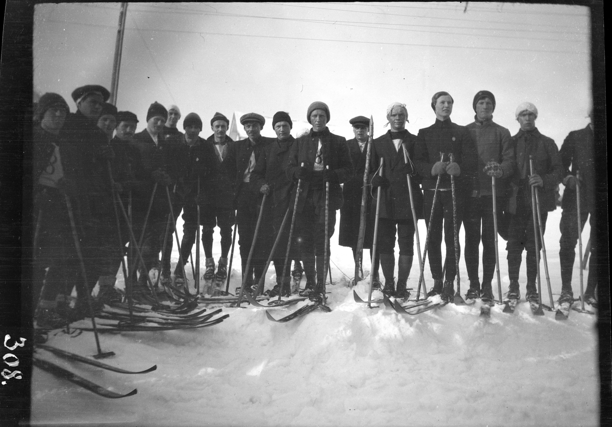 Karl Andreas Diesen, Vang skiløperforening, gruppe skiløpere, ski, staver,