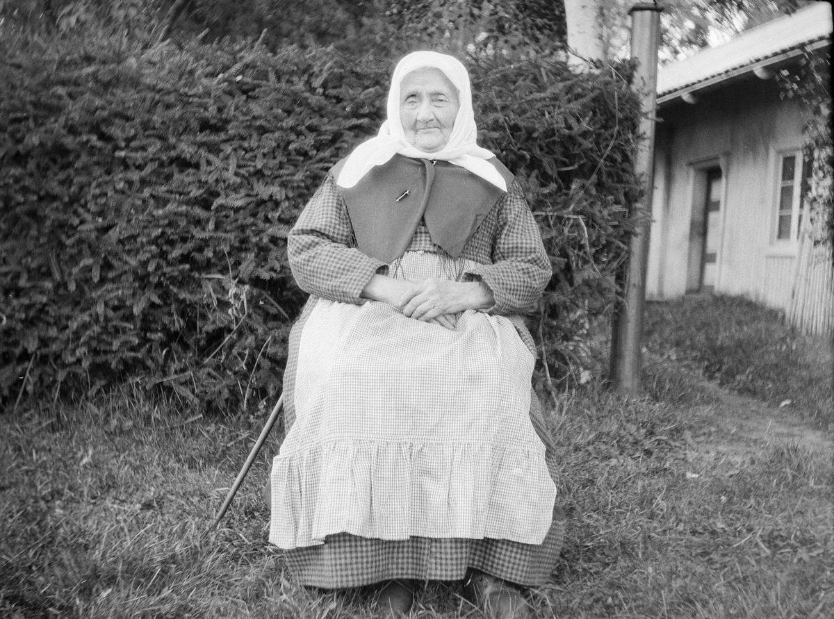 Karl Andreas Diesen, "Vangs eldste innvaaner" 1914. Agnete Eriksdatter Sande (?) f.1818- d. 1917. Portrett.