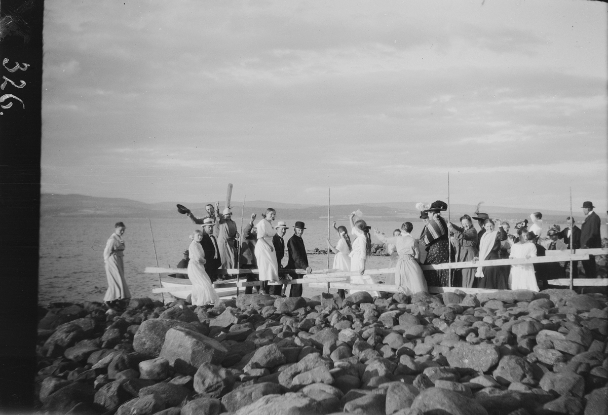 Karl Andreas Diesen, Eik gard, Helgøya. gjester til sølvbryllup blir rodd i båt.