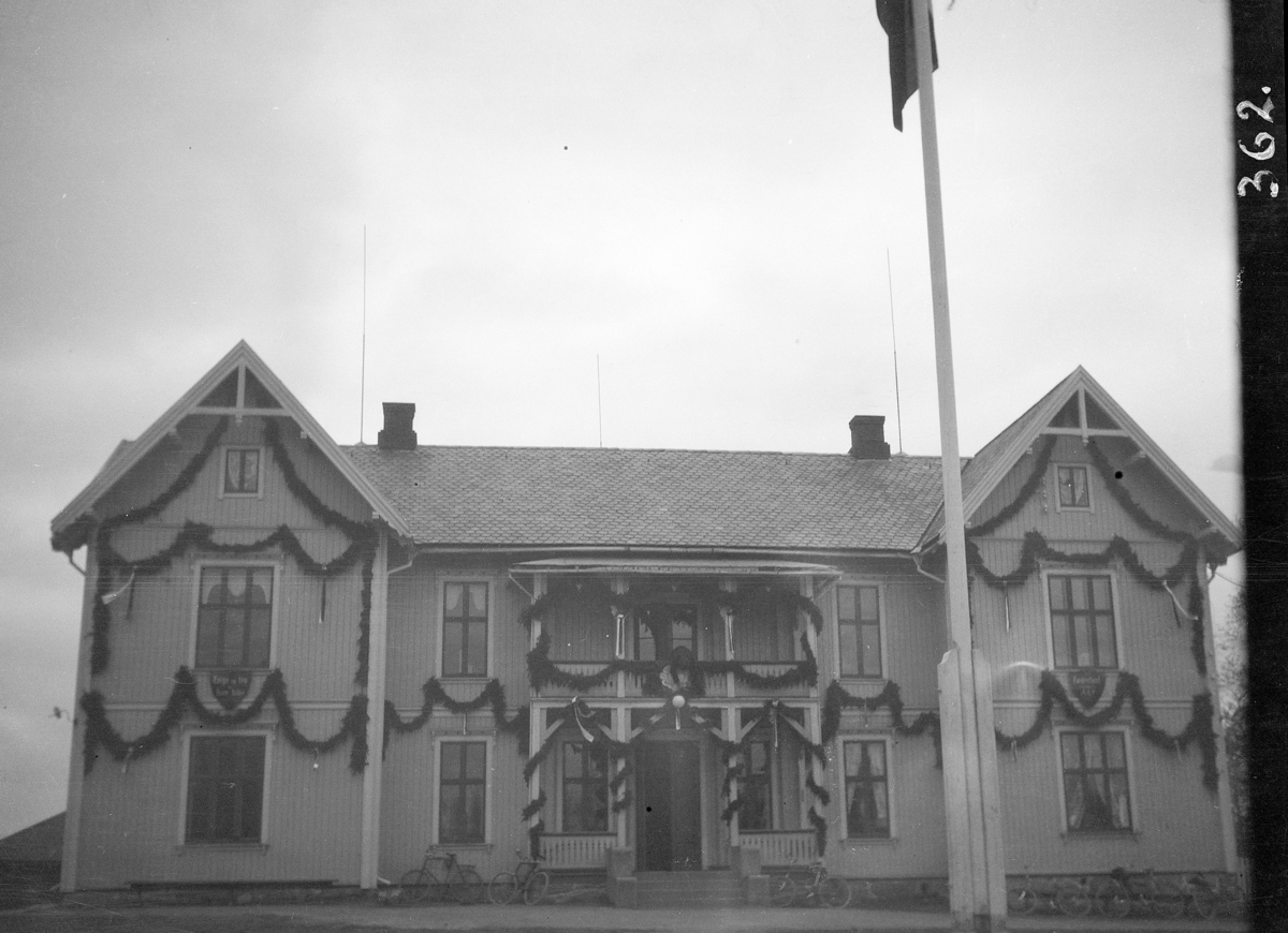 Karl Andreas Diesen, Eidsvoll, kommunelokale, pyntetm girlander, granbar, grunnloven 100 år, 1914.