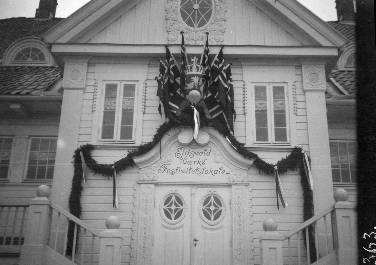 Karl Andreas Diesen, Eidsvold Værks festivitetslokale, fasade pyntet med norske flagg, girlander, granbar, grunnloven 100 år 1914.
