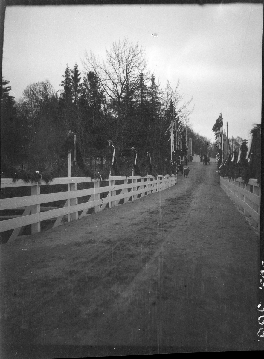 Karl Andreas Diesen, Eidsvoll, folkefest, grunnloven 100 år, 17.mai 1914. Bru pyntet med girlandere, norske flagg.