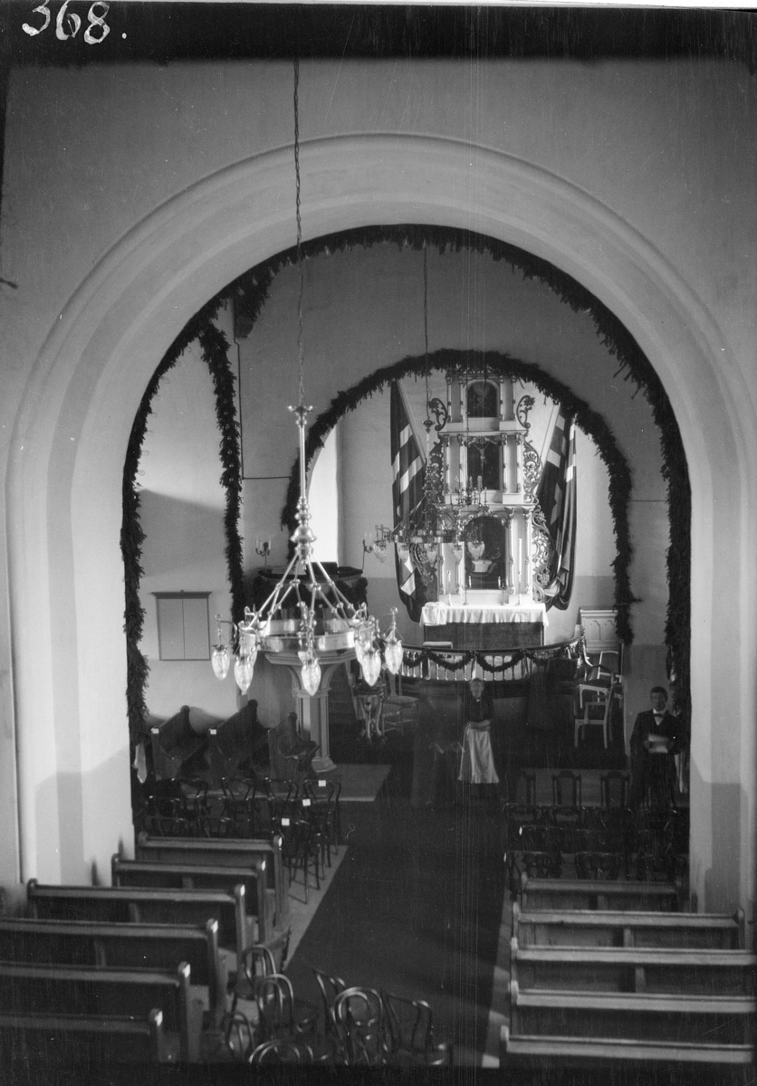 Karl Andreas Diesen, Eidsvoll, folkefest, grunnloven 100 år, 17.mai 1914. Eidsvoll kirke, interiør, altertavle pyntet med norske flagg.