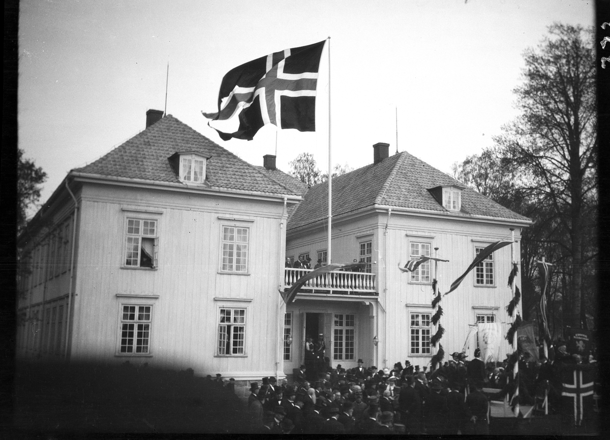 Karl Andreas Diesen, Eidsvoll, folkefest, grunnloven 100 år, 17.mai 1914. Eidsvollsbygningen, eksteriør, norsk flagg.