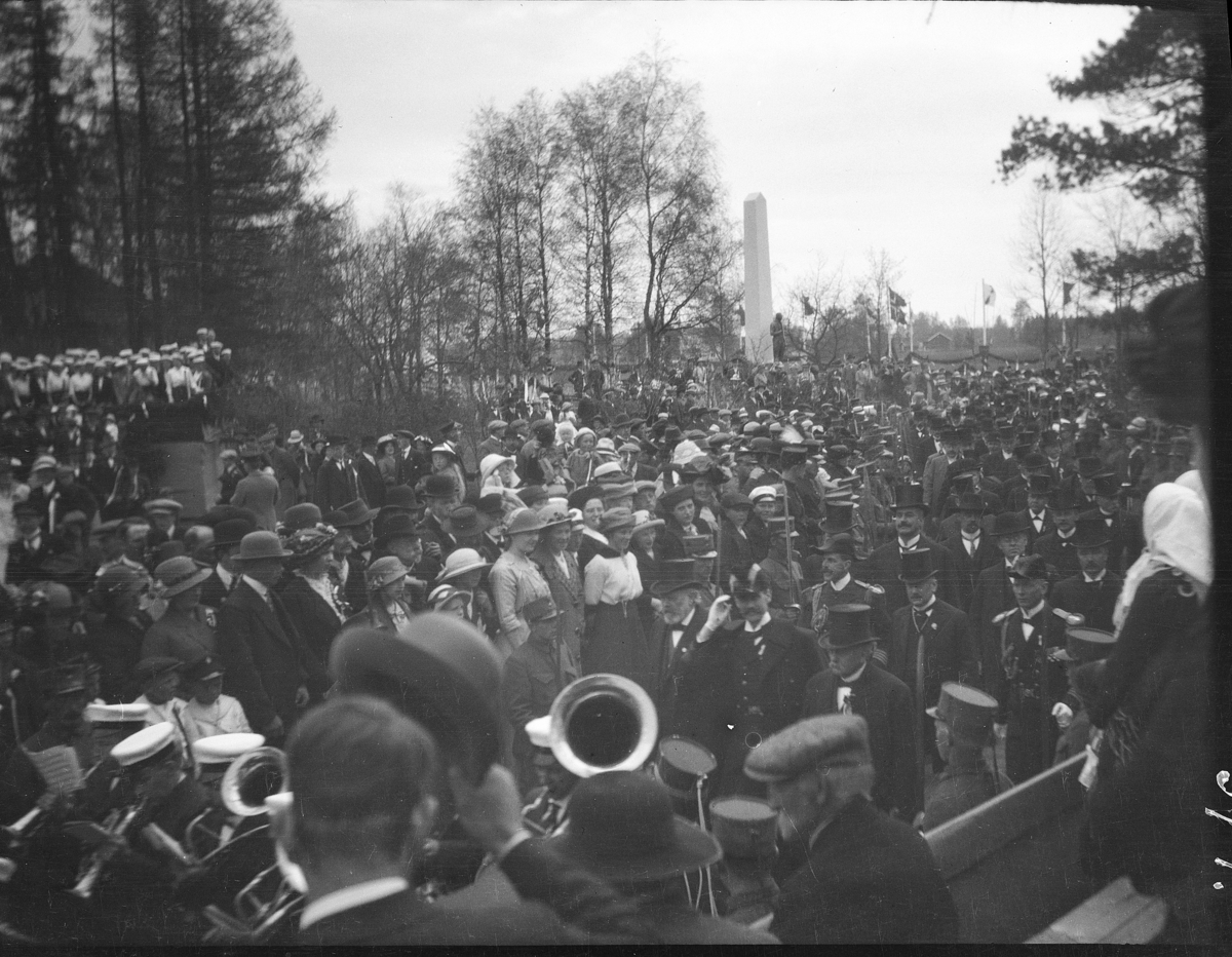Karl Andreas Diesen, Eidsvoll, folkefest, grunnloven 100 år, 17.mai 1914. Kong Haakon og Stortingsrepresentanter ankommer,