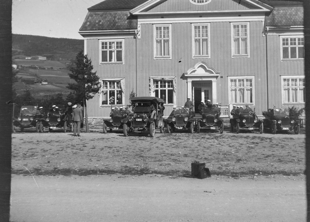 Karl Andreas Diesen, Ringebu kommunelokale, personbiler D-registrerte biler, bla. D-34, D577, D-1136, D-192, sangere, sangkor på tur?