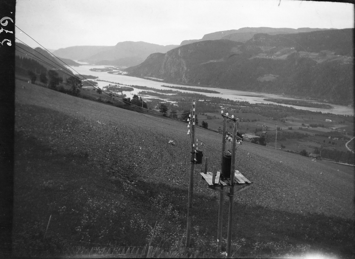 Karl Andreas Diesen, Ringebu, utsikt, landskap, Gudbrandsdalen. Trafo i forgrunnen, flom i Gudbrandsdalslågen.