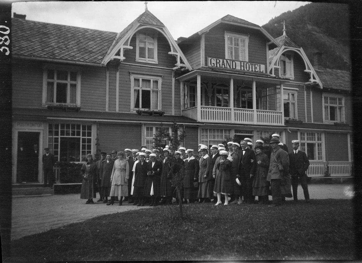 Karl Andreas Diesen, Gruppe sangere,sangkor, utenfor Grand Hotell, Otta.