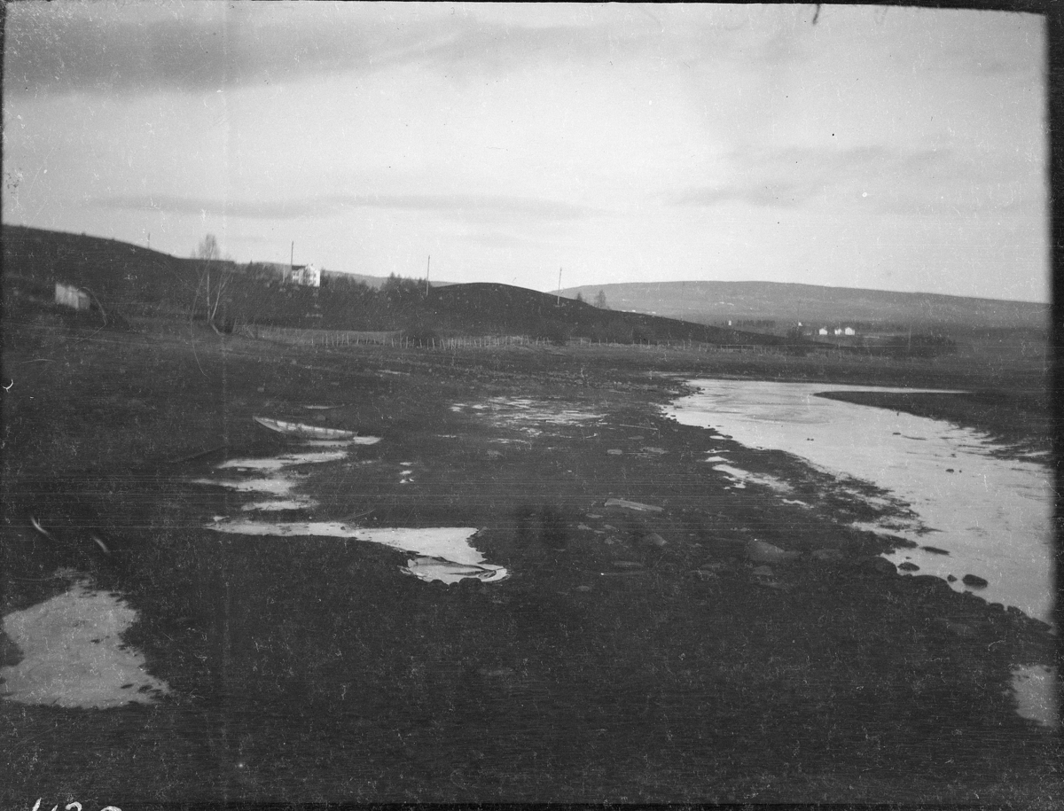 Karl Andreas Diesen, Åkersvika, Flagstadelva, Mjøsa. Lav vannstand. Landskap.