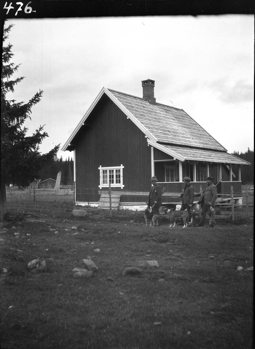 Karl Andreas Diesen, Bolsdalen seterhus, Vang allmenning, tre ukjente jegere, harejakt.