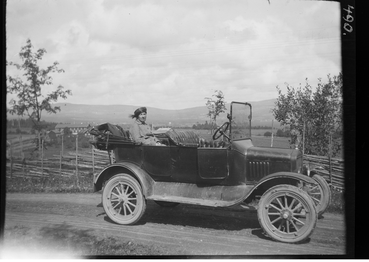 Karl Andreas Diesen, Personbil ,biltur i Furnes Kårtorp gard i bakgrunnen. Gardbruker Karl Diesens bil. "Emma i bilen" Ford T 1920-22.
