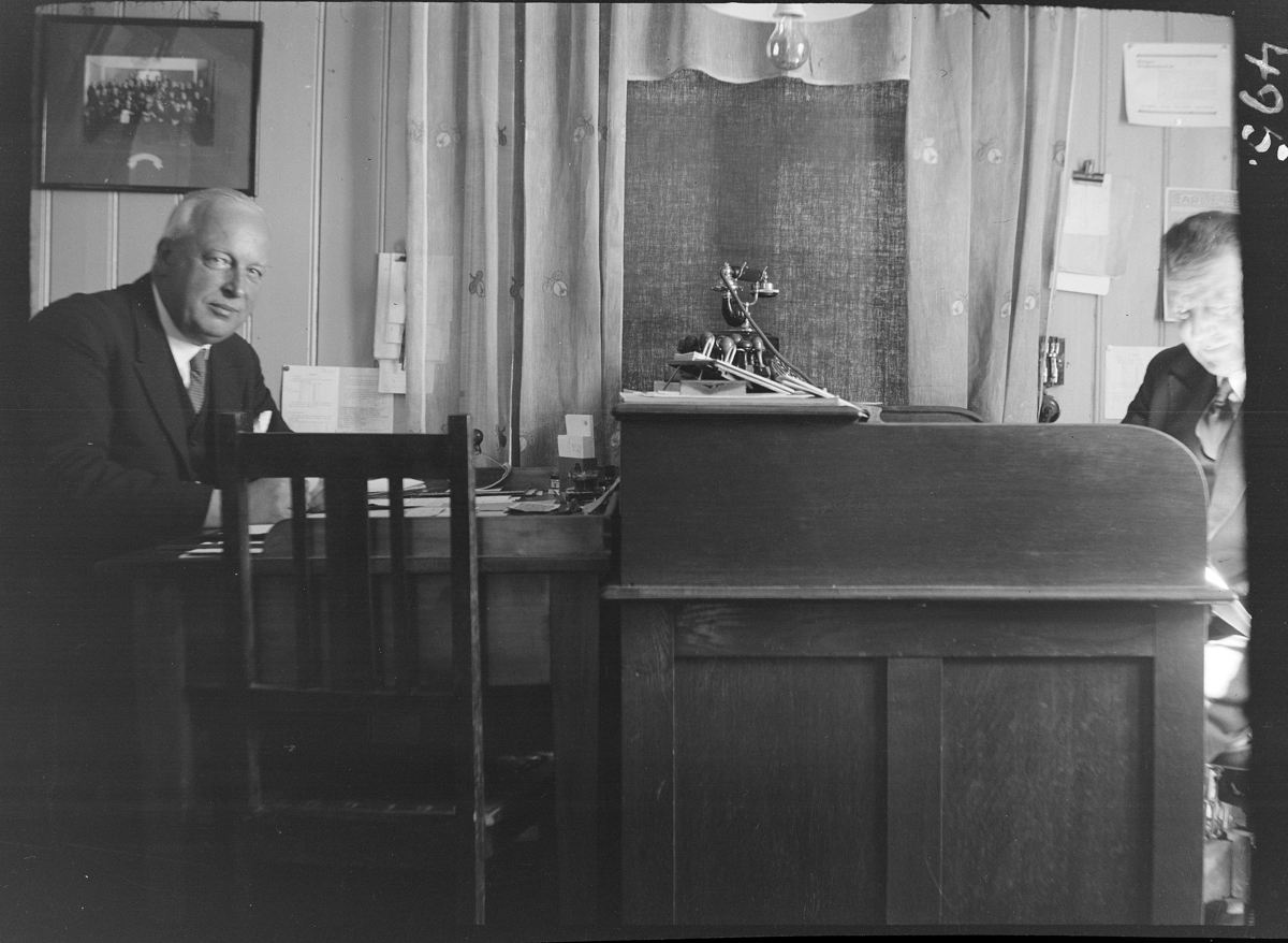Karl Andreas Diesen, Hamar Stiftstidende, "Stikka", redaksjonen, journalister, kontorinteriør, T.v.redaktør Erling Bûhring Dehli.