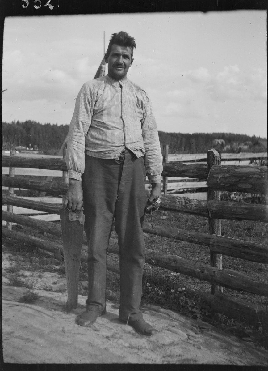 Karl Andreas Diesen, "En rydningsmand fra Romedal" Portrett, ukjent, oppsetting av gjerde, sag, hammer