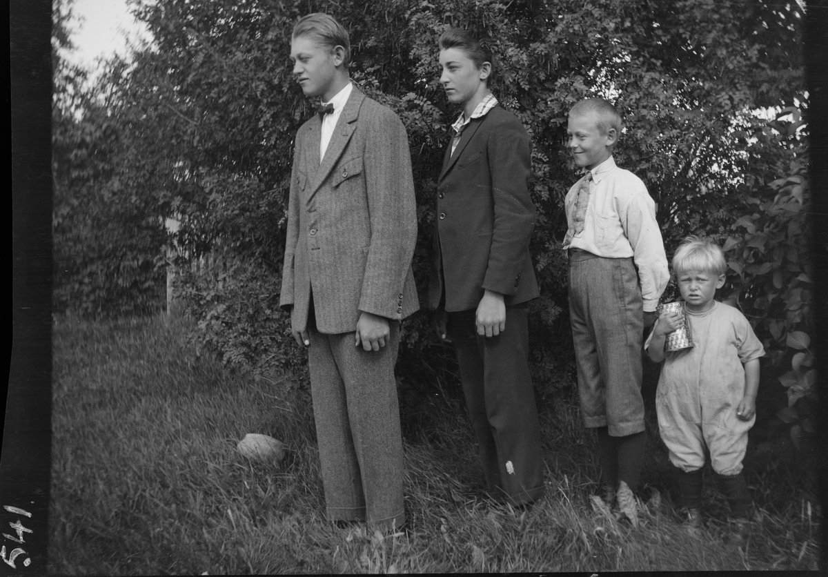Karl Andreas Diesen, Gruppe 4, barn av Dyrlege Murstad, ukjente.