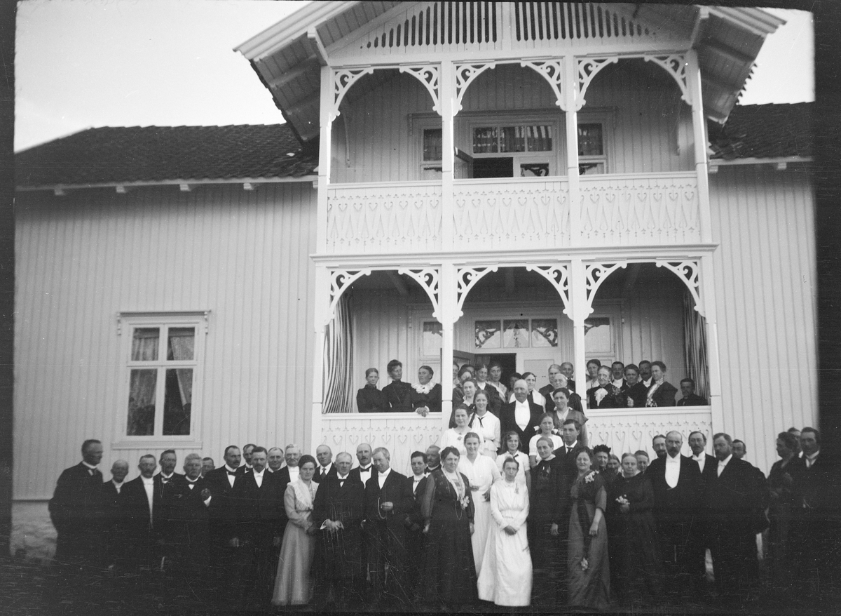 Karl Andreas Diesen, Eik gard, Helgøya, gruppe gjester, sølvbryllup,