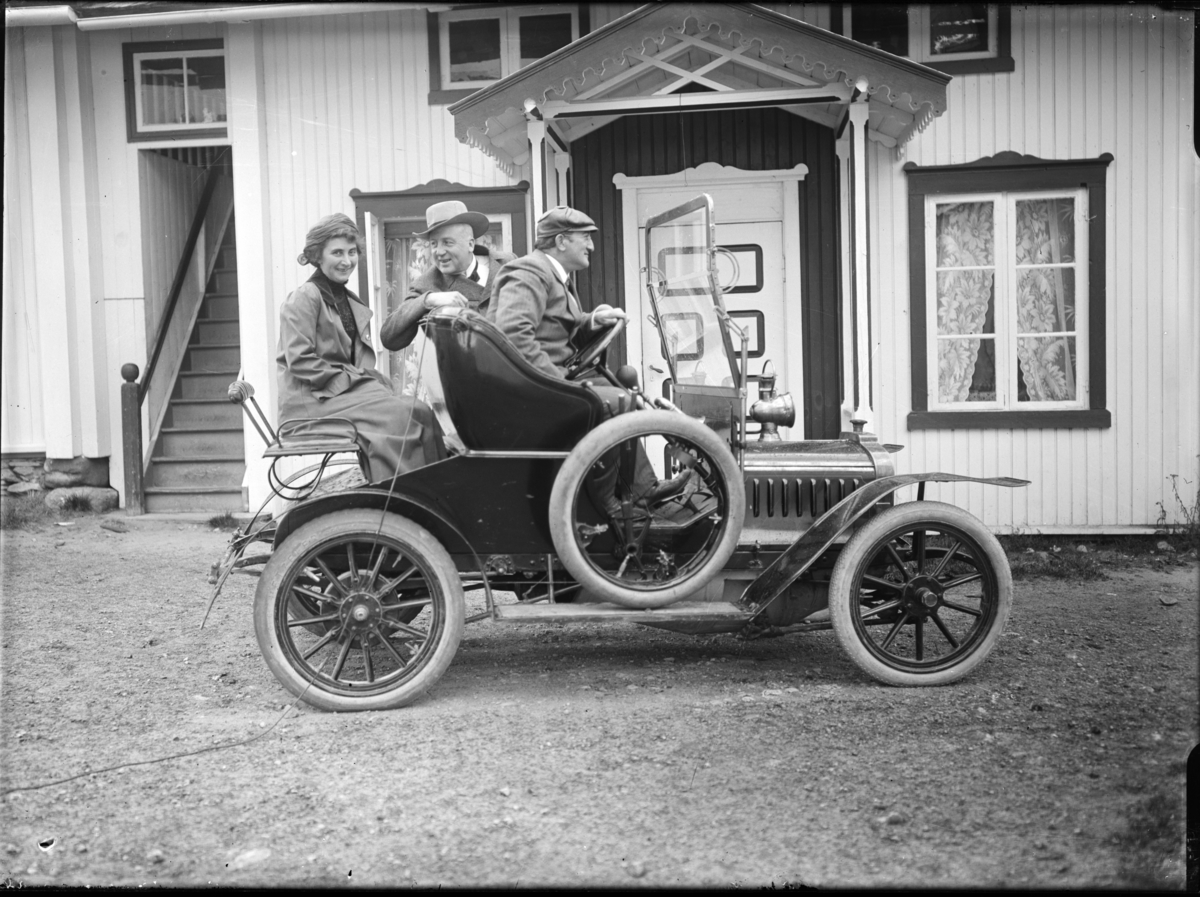 Otto W. F. Mejlænder, Personbil, Otto Mejlænder ved rattet, ca 1911.