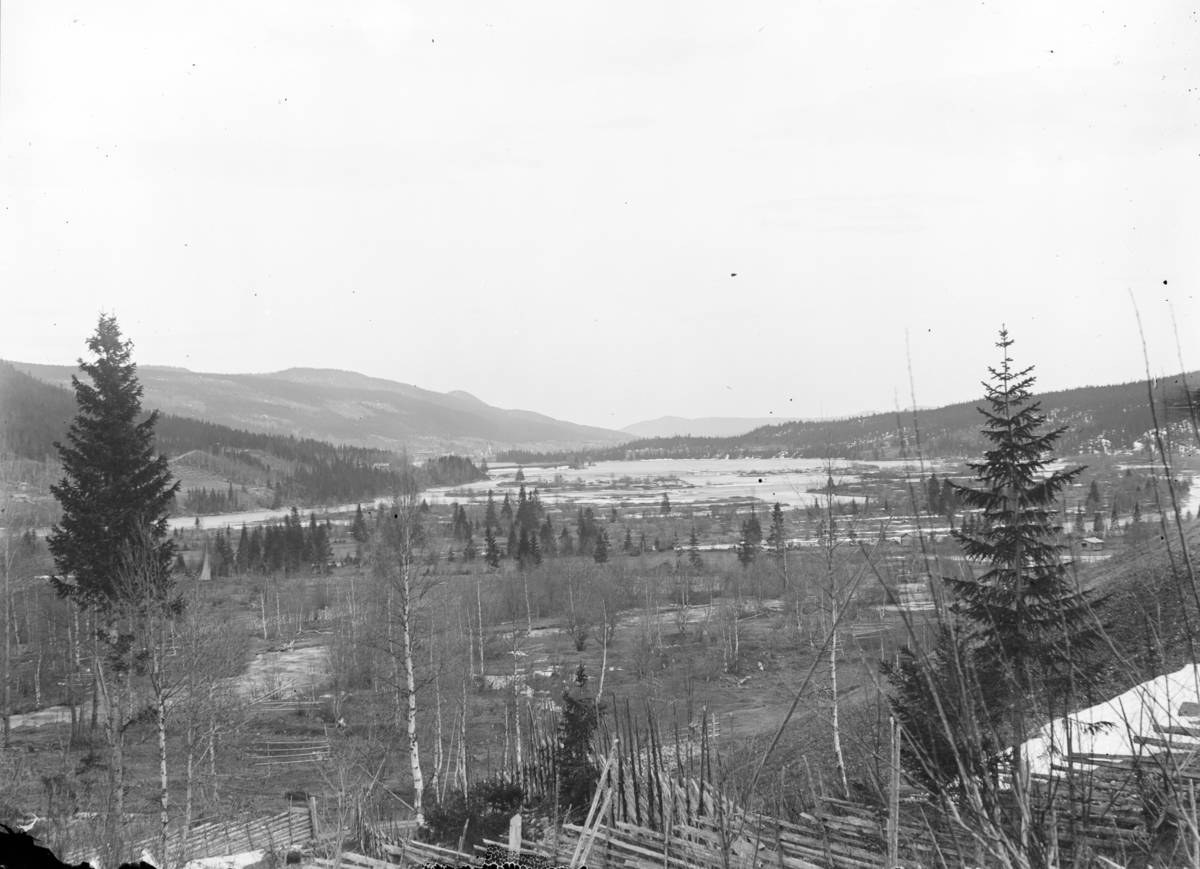 Otto W. F. Mejlænder, Fra Enget mot Innbygda. Hunsel bekken i forgrunnen, th. Slettvika der saga ligg. Tatt fra Sag-egga.. Se OM-00186.