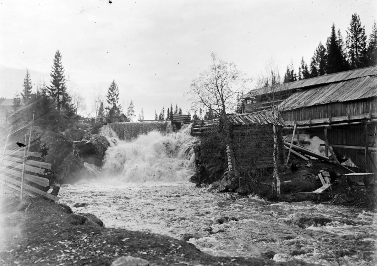 Otto W. F. Mejlænder, Strandvold, foss, kvern, vadmelsstamp, sag. Hunsellbekkfossen ved Bækkevoll, veien til Løvåsen, utsikt fra her se s. 135.