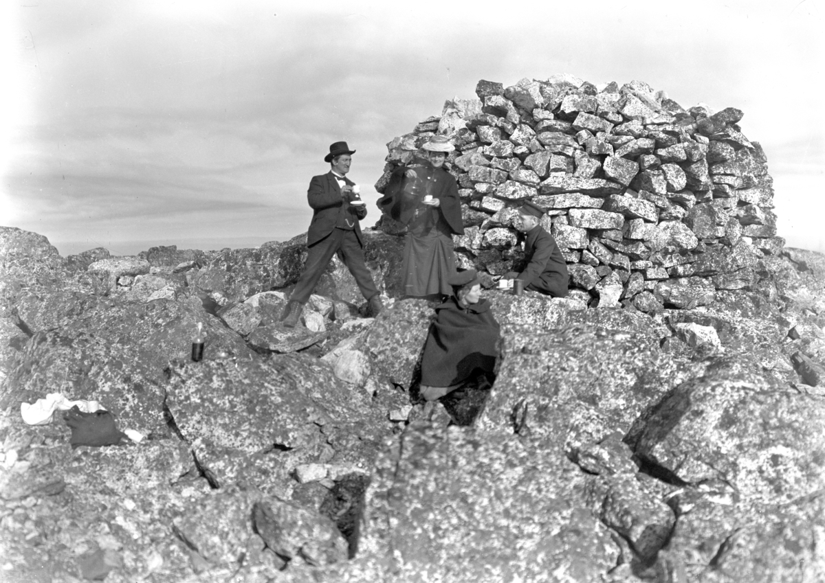 Otto W. F. Mejlænder, Varden, Trysilfjellet. T.v. Otto Mejlænder, de øvrige ukjente.