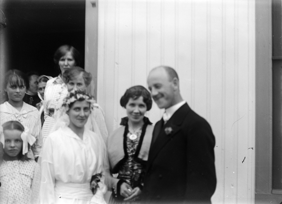 Otto W. F. Mejlænder, Bryllup. Foran f.v. Oddbjørg Nordgaard, Greta Nordgaard, ukjent, Harald Nordgaard. Bak.f.v.Aslaug Nordgaard, Elfrid Røberg (bakerst), ukjent. Ref. Hanna Galaasen.