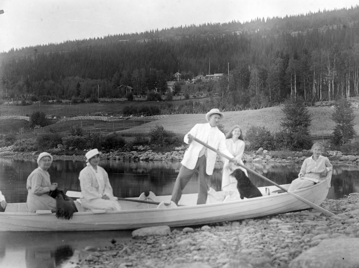 Otto W. F. Mejlænder, Gruppe 5, ukjente i robåt. Otto Mejlænder nr. 3 f.v.. Stensborg og N. Brætteggen i bakgrunnen.