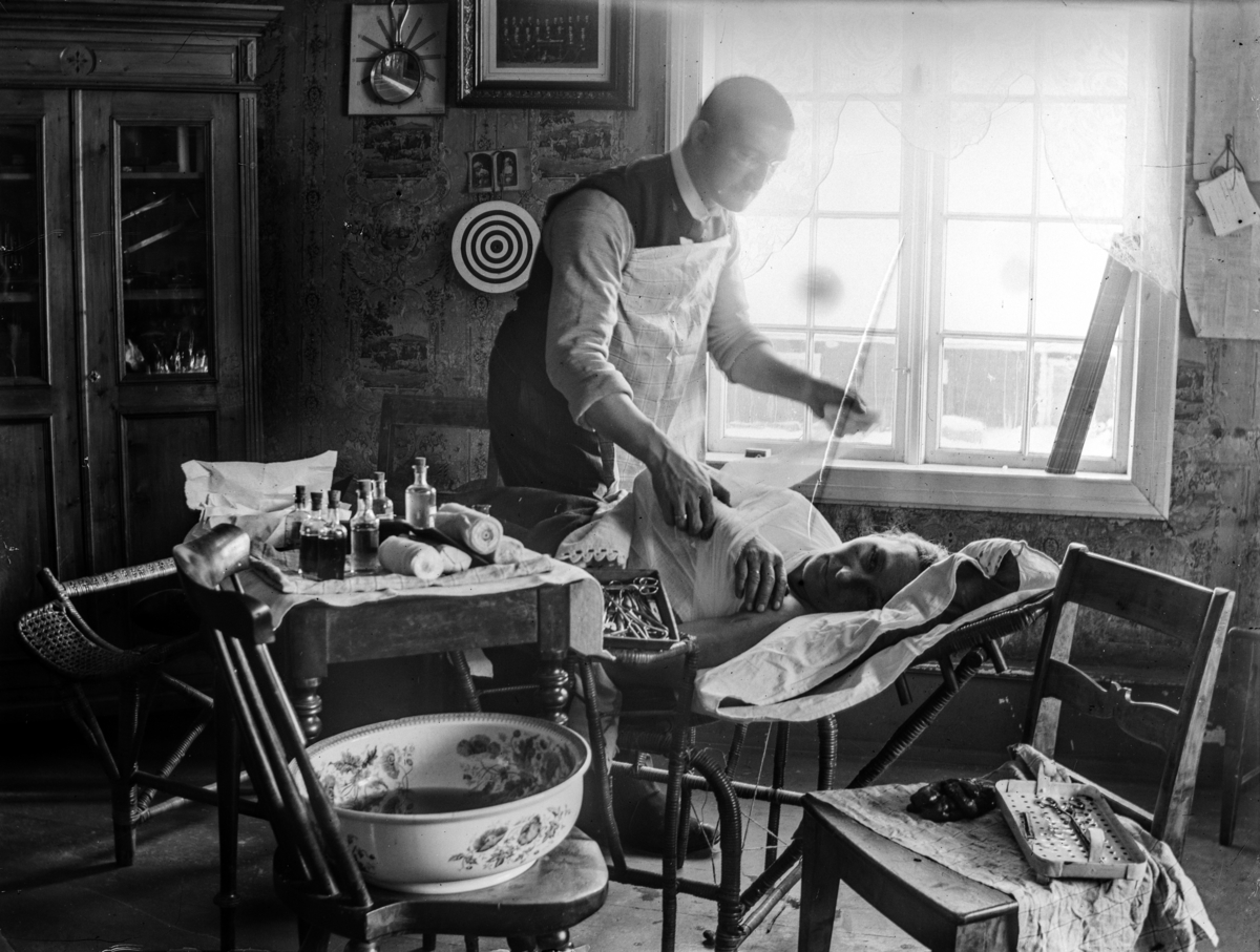 Otto W. F. Mejlænder, Legekontor, Trysil. Lege Otto Mejlænder, bandasjerer, pasient, Negativkonvolutt mrk. "operation 1897"