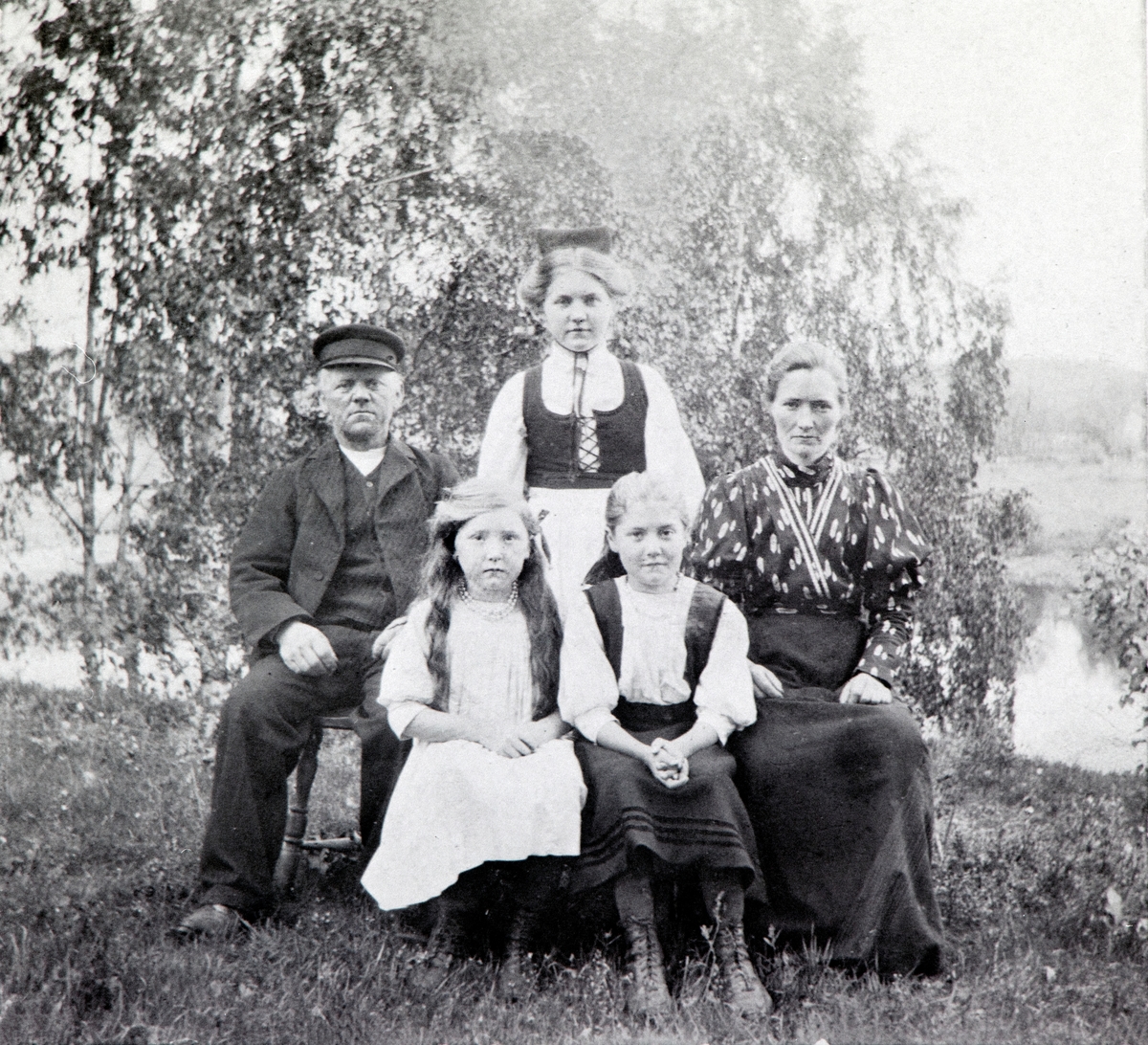 Anno Domkirkeodden, Gruppe: 5, familien Evensen, maskinmann Nils Evensen, med familie, Fagervik, Tangen. I midten, stående: Nils' datter fra 1. ekteskap Hilda Elise, f. oktober 1886. Til høyre: Hustru Anne Marie Kristiansdtr f. i Trysil 1873. Foran til venstre: Datter Martha Oktava f. på Tangen oktober 1898, og datter…