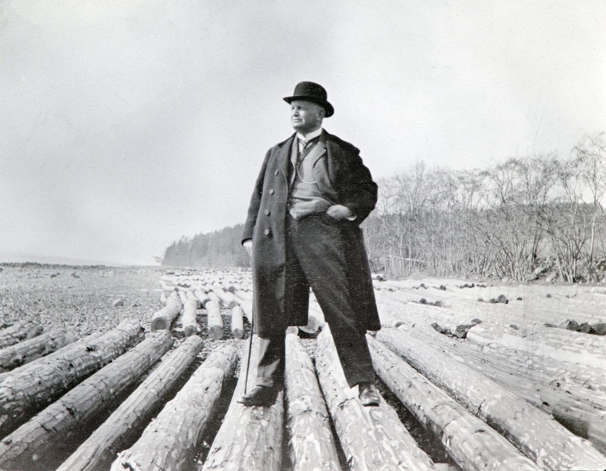 Anno Domkirkeodden, General Christian Wilhelm Engel Bredal Olssøn (1844-1915) på tømmerlunne ved Mjøsa på Hovelsrud, Helgøya. Han var general og krigsminister i 1905.