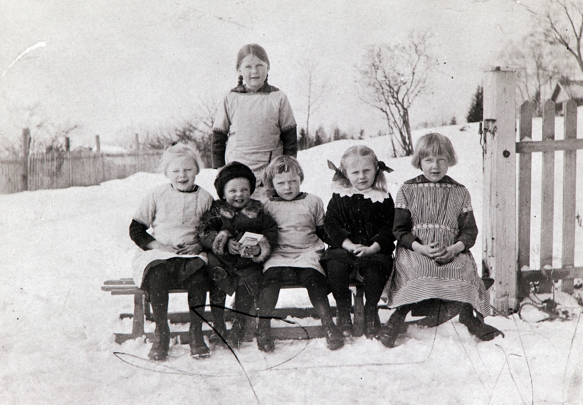 Anno Domkirkeodden, Gruppe barn på kjelke, Erling Feiring på ca. 2 år har besøka av bla. Borud barna på Baldishol østre, Nes, Hedmark.