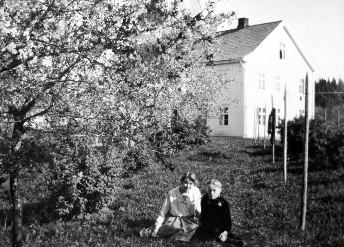Anno Domkirkeodden, Hovedbygningen på Baldishol østre, Aagot Borud F.1911 til høyre foran, den andre er ukjent. Ca. 1920.