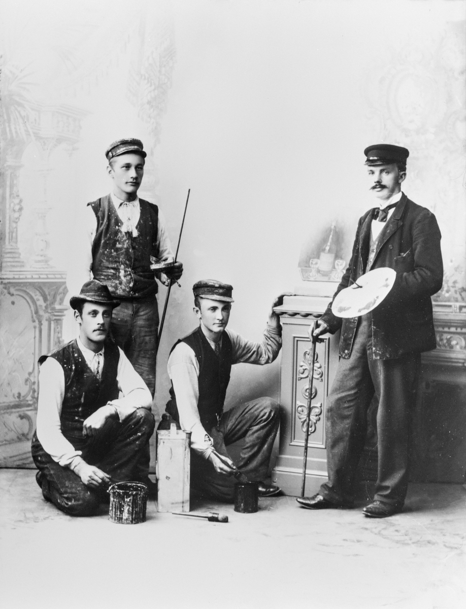 Anno Domkirkeodden, Malermester Ole Skramstad, med malersvenner. Gruppe 4 i studio, maleutstyr.