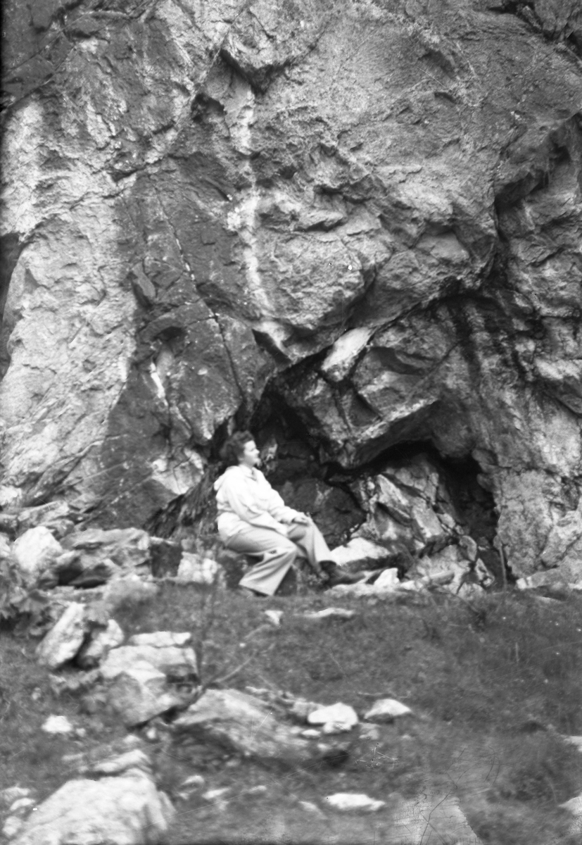 Anders O. Sørhuus, Kvinne ved siden av stor stein