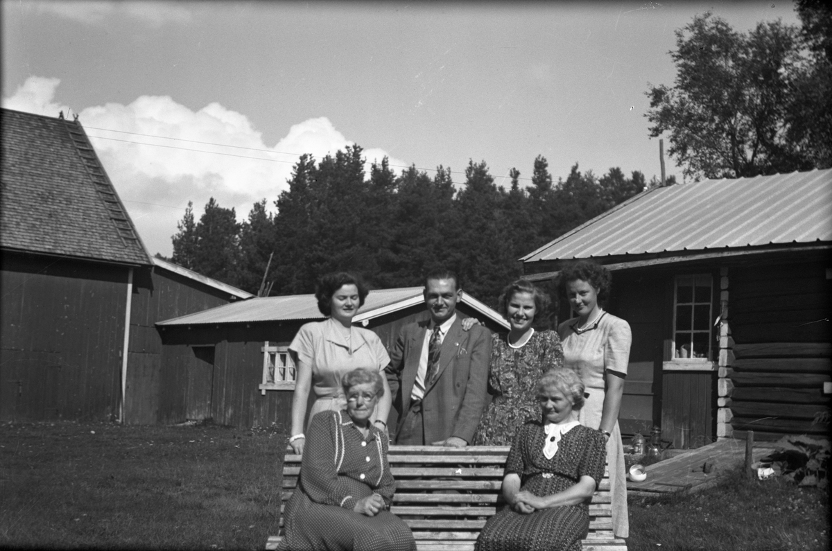 Anders O. Sørhuus, Mann og kvinner oppstilt