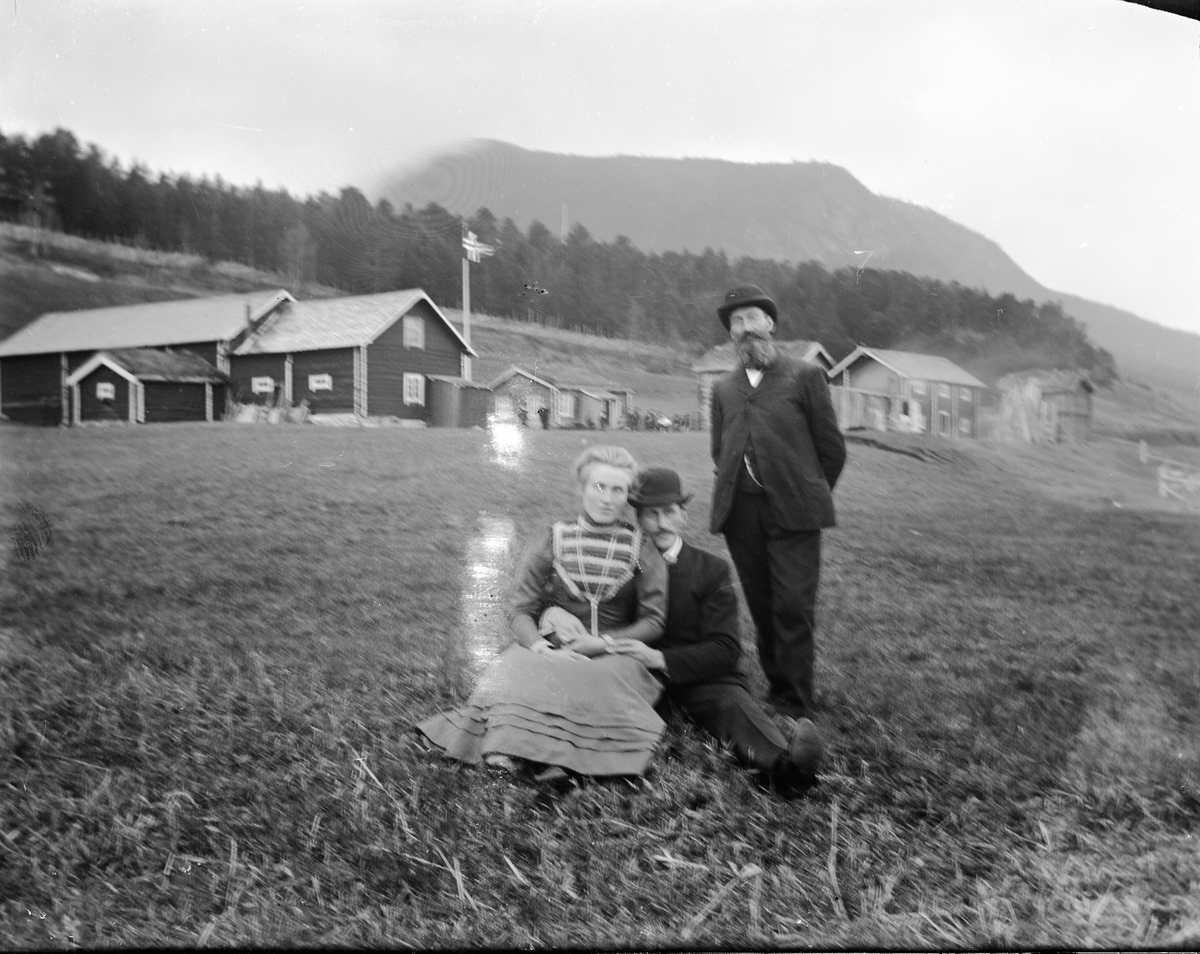 Anders O. Sørhuus, To menn og en kvinne som sitter i fanget på den ene mannen.