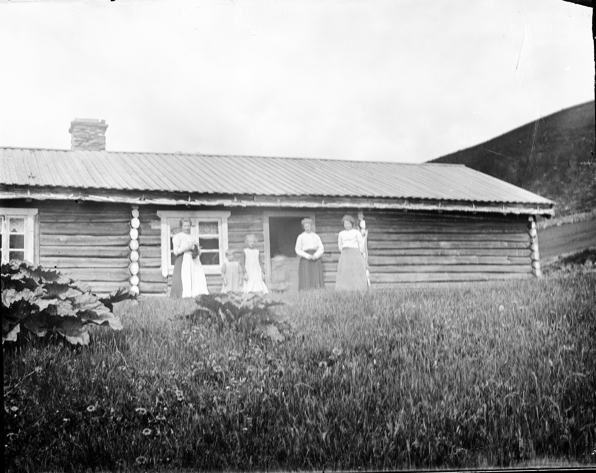 Anders O. Sørhuus, Kvinner og barn foran seterstue