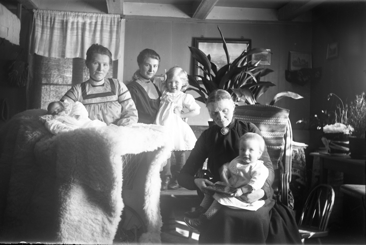Anders O. Sørhuus, Kvinner og små barn i stue