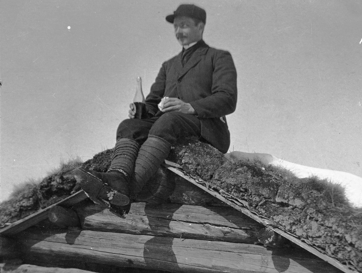 Anders O. Sørhuus, Mann på hyttetak tar seg en blings - Anders Sørhuus