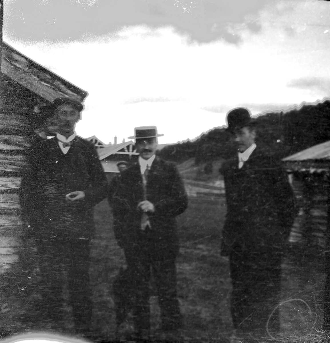 Anders O. Sørhuus, Tre menn ved hytte