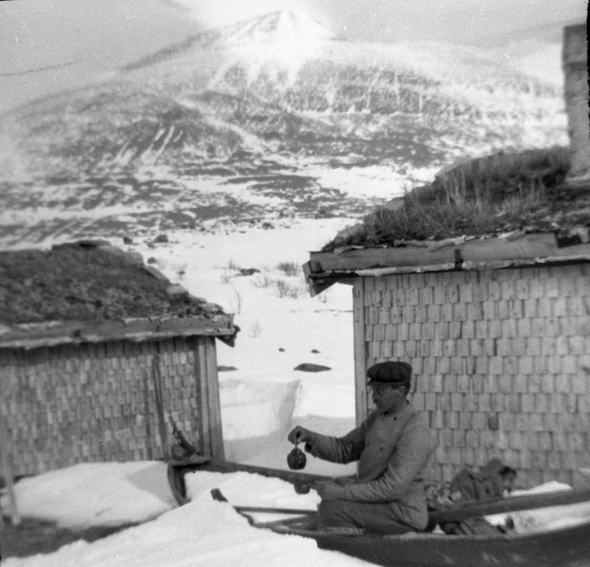 Anders O. Sørhuus, Mann med kaffekjel ved hytte, Steimobua - Anders Sørhuus