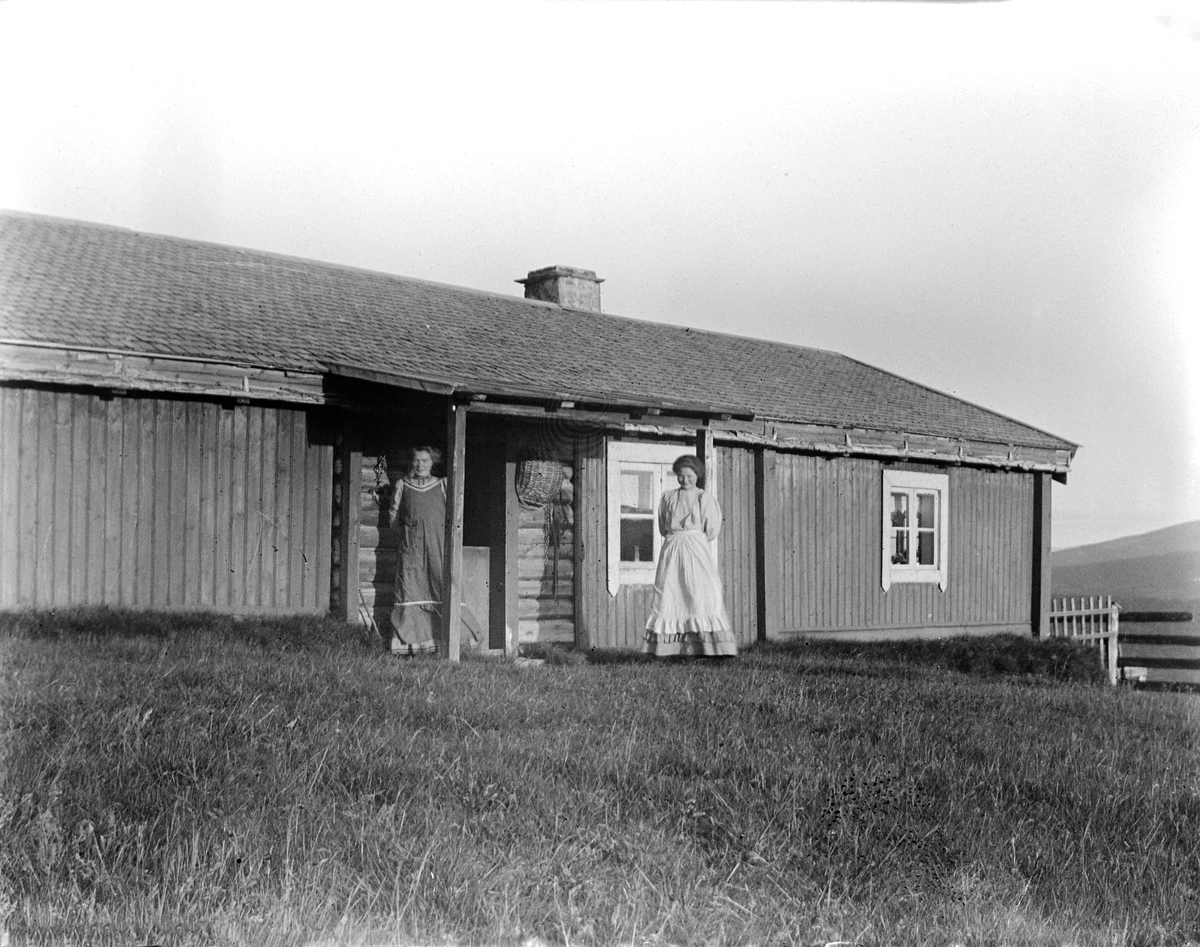Anders O. Sørhuus, To kvinner ved hytte