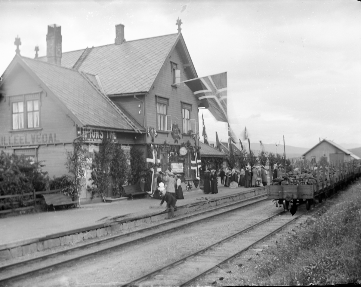 Anders O. Sørhuus, Personer på Lilleelvedal stasjon venter på at kong Haakon og dronning Maud skal komme