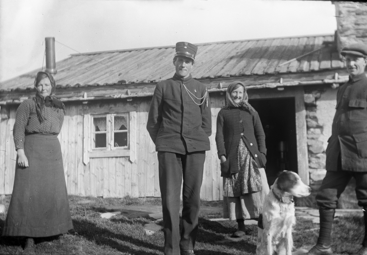 Anders O. Sørhuus, Personer oppstilt foran seterstue