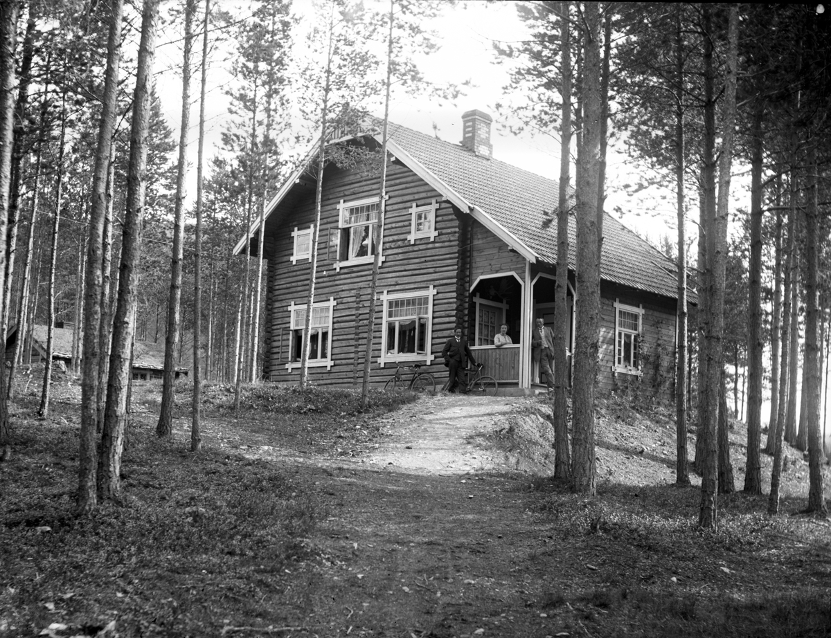 Anders O. Sørhuus, Personer utenfor bolighus