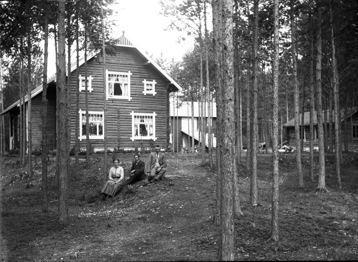 Anders O. Sørhuus, Personer utenfor bolighus